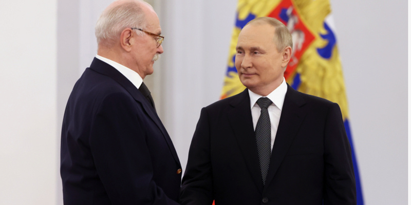 Путин наградил Михалкова орденом