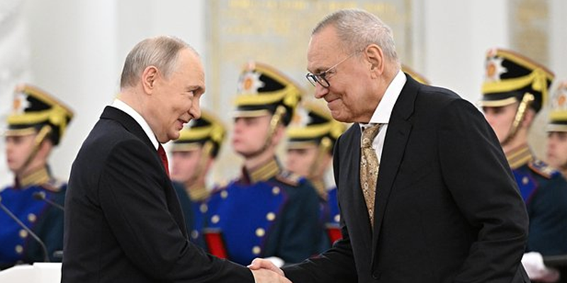 Путин вручил премию Кончаловскому